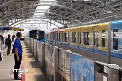 Hành khách chờ tàu metro Bến Thành-Suối Tiên. (Ảnh: Thanh Vũ/TTXVN)