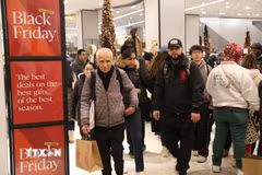 Người tiêu dùng mua sắm dịp Black Friday tại New York, Mỹ. (Ảnh: THX/TTXVN)