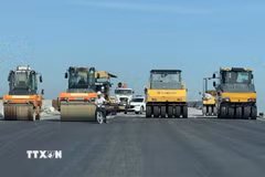 Thảm nhựa tại đường Vành đai 3-Thành phố Hồ Chí Minh, đoạn qua Đồng Nai. (Ảnh: Công Phong/TTXVN)