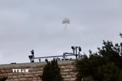 Khói trên bầu trời khu vực Jerusalem, Israel ngày 28/2/2026. (Ảnh: THX/TTXVN)