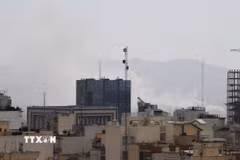 Khói bốc lên từ thủ đô Tehran, Iran sau cuộc oanh kích của Israel ngày 28/2/2026. (Ảnh: THX/TTXVN)