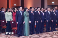 Chủ tịch nước Lương Cường và Phu nhân cùng đoàn đại biểu cấp cao Việt Nam chào cờ. (Ảnh: Lâm Khánh/TTXVN)