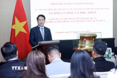 Chủ tịch nước Lương Cường, Phu nhân và các đại biểu với cán bộ, nhân viên Đại sứ quán và đại diện cộng đồng người Việt Nam tại Angola. (Ảnh: Lâm Khánh/TTXVN)