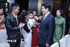 Chủ tịch nước Lương Cường và Phu nhân với đại diện cộng đồng người Việt Nam tại Angola. (Ảnh: Lâm Khánh/TTXVN)