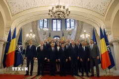 Tổng thống Romania Nicusor Dan (giữa) cùng các thành viên nội các mới chụp ảnh chung tại Bucharest tối 23/6/2025. (Ảnh: THX/TTXVN)