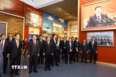 Chủ tịch Quốc hội Trần Thanh Mẫn và Đoàn đại biểu cấp cao Việt Nam tham quan Bảo tàng Lịch sử Đảng Cộng sản Trung Quốc. (Ảnh: Doãn Tấn/TTXVN)