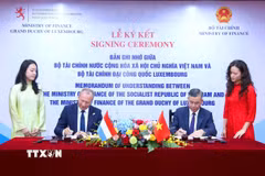 Bộ trưởng Bộ Tài chính Việt Nam Ngô Văn Tuấn và Bộ trưởng Bộ Tài chính Luxembourg Gilles Roth ký Bản ghi nhớ hợp tác. (Ảnh: Đức Minh/TTXVN phát)