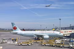Máy bay của Hãng hàng không Air Canada tại sân bay Trudeau, gần Montreal. (Ảnh: AFP/TTXVN)
