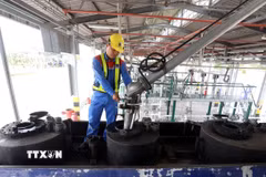 Xuất xăng dầu cho xe bồn tại PV OIL Nhà Bè (Thành phố Hồ Chí Minh). (Ảnh: Huy Hùng/TTXVN)