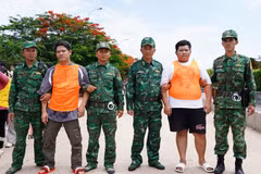 Hai đối tượng có lệnh truy nã, bị lực lượng Biên phòng tỉnh An Giang bắt giữ tại cửa khẩu. (Ảnh: TTXVN phát)