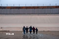 Người di cư vượt sông Rio Bravo ở biên giới Mỹ-Mexico. (Ảnh minh họa: THX/TTXVN phát)