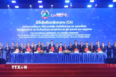 Đại diện các bên tham gia ký Thỏa thuận. (Ảnh: Xuân Tú/TTXVN)