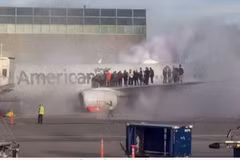 Máy bay American Airlines hạ cánh khẩn cấp do phát hiện có khói