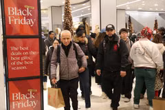 Người tiêu dùng mua sắm dịp Black Friday tại New York, Mỹ. (Ảnh: THX/TTXVN)