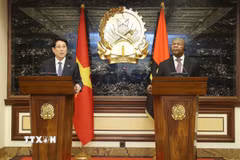 Chủ tịch nước Lương Cường và Tổng thống Angola João Manuel Gonçalves Lourenço gặp gỡ báo chí, thông báo về kết quả hội đàm. (Ảnh: Lâm Khánh/TTXVN)
