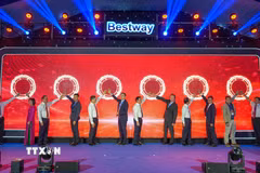Các đại biểu thực hiện nghi thức khánh thành Nhà máy Bestway Cần Thơ. (Ảnh: Thanh Liêm/TTXVN)