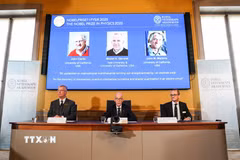 Chân dung 3 nhà khoa học người Mỹ đoạt giải Nobel Vật lý 2025 (trên màn hình, từ trái sang): John Clarke, Michel H. Devoret và John M. Martinis. (Ảnh: THX/TTXVN)