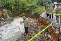 Lãnh đạo xã Linh Sơn và lực lượng chức năng khắc phục sự cố sạt lở trên tuyến đường trong xã. (Ảnh: Nguyễn Nam/TTXVN)