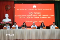 Phó Chủ tịch Thường trực Quốc hội Đỗ Văn Chiến và các đồng chí chủ trì buổi tiếp xúc cử tri. (Ảnh: Đồng Thúy/TTXVN)