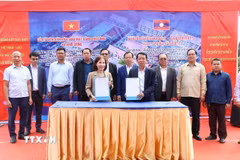 Lễ ký biên bản bàn giao mặt bằng thi công và khởi công dự án xây dựng Trường Phổ thông Dân tộc tỉnh Khammuon. (Ảnh: Xuân Tú/TTXVN)