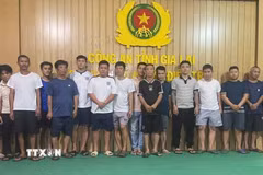 Các đối tượng tại Cơ quan Công an. (Ảnh: TTXVN phát)