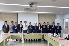 Đoàn công tác tỉnh Hưng Yên chụp ảnh lưu niệm cùng ban lãnh đạo Trung tâm châu Á, Đại học Quốc gia Seoul (SNU). (Ảnh: Nhật Hưng/TTXVN)