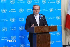 Ngoại trưởng Iran Seyed Abbas Araghchi phát biểu trong cuộc họp báo bên ngoài phòng họp của Hội đồng Bảo an LHQ ở New York, Mỹ, ngày 25/9/2026. (Ảnh: AA/TTXVN phát)