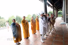 Thượng tọa Sekiguchi - Chùa Keifukuji Trưởng phái đoàn Nhật Bản, Hội Phật giáo Saitama và các hành giả Shugendo cử hành nghi thức cầu bình an tại chùa Tam Chúc. (Ảnh: Đại Nghĩa/TTXVN)