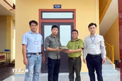 Tiếp nhận cá thể Rùa núi vàng từ Ủy ban Nhân dân xã Nam Ba Đồn, Quảng Trị. (Ảnh: TTXVN phát)
