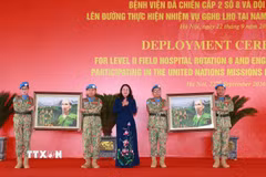Bí thư Trung ương Đảng, Phó Chủ tịch nước Võ Thị Ánh Xuân tặng bức tranh ''Bác vẫn cùng chúng cháu hành quân'' cho đại diện Bệnh viện dã chiến cấp 2 số 8 và Đội Công binh số 5. (Ảnh: Trọng Đức/TTXVN)