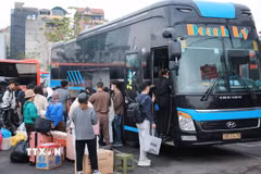 Hành khách lên xe tại Bến xe Giáp Bát. (Ảnh: Hoàng Hiếu/TTXVN)