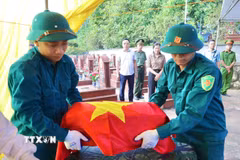 Lực lượng chức năng thực hiện nhiệm vụ tại Nghĩa trang Liệt sỹ La Giang, xã Quang Sơn. (Ảnh: Thu Hằng/TTXVN)