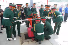 Quy tập hài cốt liệt sỹ được tìm thấy ở ngôi mộ tập thể ở xã Thu Bồn, thành phố Đà Nẵng. (Ảnh: Khoa Chương/TTXVN)