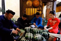 Cứ mỗi dịp Tết đến, Xuân về, các thành viên trong gia đình lại quây quần bên nồi bánh chưng xanh. (Ảnh: Minh Quyết/TTXVN)
