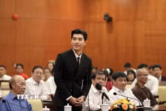 Ca sỹ, rapper Trần Minh Hiếu (nghệ danh: HIEUTHUHAI) phát biểu tại buổi họp mặt. (Ảnh: TTXVN phát)