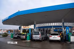 Một trạm xăng ở Slubice, Ba Lan. (Ảnh: THX/TTXVN)