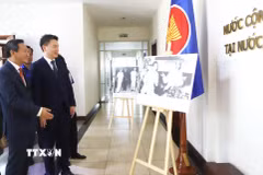 Ủy viên Trung ương Đảng, Bí thư Trung ương Đoàn Thanh niên Nhân dân cách mạng Lào Thongly Sisoulith tham quan trưng bày ảnh về lịch sử quan hệ đặc biệt Việt Nam-Lào tại sự kiện. (Ảnh: Xuân Tú/TTXVN)