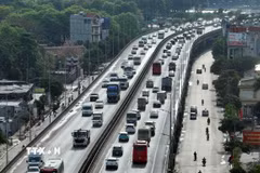 Phương tiện di chuyển trên đường Vành đai 3 trên cao. (Ảnh: Phạm Kiên/TTXVN)