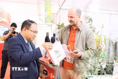 Tham tán Thương mại Việt Nam tại Algeria Hoàng Đức Nhuận trao đổi với doanh nghiệp Algeria. (Ảnh: Mạnh Hùng/TTXVN)