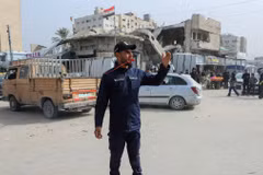 Một cảnh sát điều tiết giao thông ở Gaza. (Ảnh: Reuters)