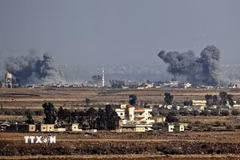 Khói bốc lên từ Kibbutz Ein Zivan, sau vụ không kích xuyên biên giới giữa Syria với Cao nguyên Golan. (Ảnh: The Times of Israel/TTXVN)
