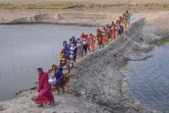 Phụ nữ tại Khulna (Bangladesh) mang nước từ nguồn nước ngọt ở xa sau khi nguồn nước uống tại địa phương bị ảnh hưởng bởi xâm nhập mặn và các vấn đề khác. (Nguồn :Getty Images)