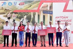 Trao tặng cho ban giám hiệu nhà trường gói xây sửa, nâng cấp cơ sở vật chất, cải thiện điều kiện vệ sinh tại 3 điểm trường Tiểu học thuộc Xã Phúc Than tỉnh Lai Châu.