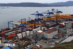 Cảng hàng hóa Vladivostok ở vùng Viễn Đông của Nga. (Ảnh: AFP/TTXVN)