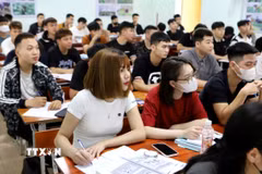 Người lao động học tiếng Hàn tại Trung tâm Dịch vụ việc làm ở tỉnh Thái Bình (cũ). (Ảnh: Thế Duyệt/TTXVN)