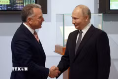 Tổng thống Nga Vladimir Putin (phải) tiếp Đặc phái viên của Tổng thống Mỹ Steve Witkoff tại thành phố St. Petersburg, ngày 11/4/2025. (Ảnh: REUTERS/TTXVN)