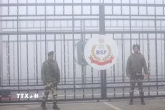 Binh sỹ gác tại cửa khẩu biên giới giữa Pakistan và Ấn Độ, tại Attari, gần Amritsar, Ấn Độ. (Ảnh: ANI/TTXVN)