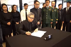 Đại sứ Việt Nam tại Nhà nước Israel Lý Đức Trung ghi sổ tang tưởng nhớ nguyên Chủ tịch nước Trần Đức Lương. (Ảnh: Phạm Hà/TTXVN)\