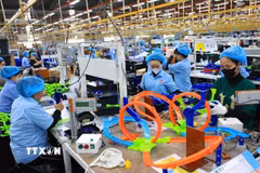 Sản xuất sản phẩm đồ chơi trẻ em xuất khẩu sang thị trường Mỹ, Pháp, Chile của Công ty TNHH Chế xuất Billion Max Việt Nam, 100% vốn Hong Kong (Trung Quốc). (Ảnh: Phạm Hậu/TTXVN)
