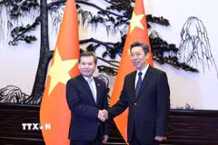 Chánh án Tòa án nhân dân tối cao Việt Nam Lê Minh Trí chào xã giao Bí thư Ủy ban chính pháp Trung ương Đảng Cộng sản Trung Quốc Trần Văn Thanh. (Ảnh: Quang Hưng/TTXVN)